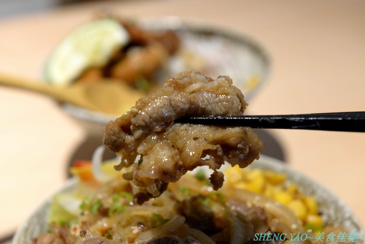 [台中西區]人人有丼吃 – “隱藏丼飯達人”轉型而成的百元平價丼飯專賣店,裝潢風格有趣好拍照,IG打卡地標,丼飯一律100元,基本肉量堆得小山丘一般高,店內還有小菜和湯品無限供應。(已歇業)