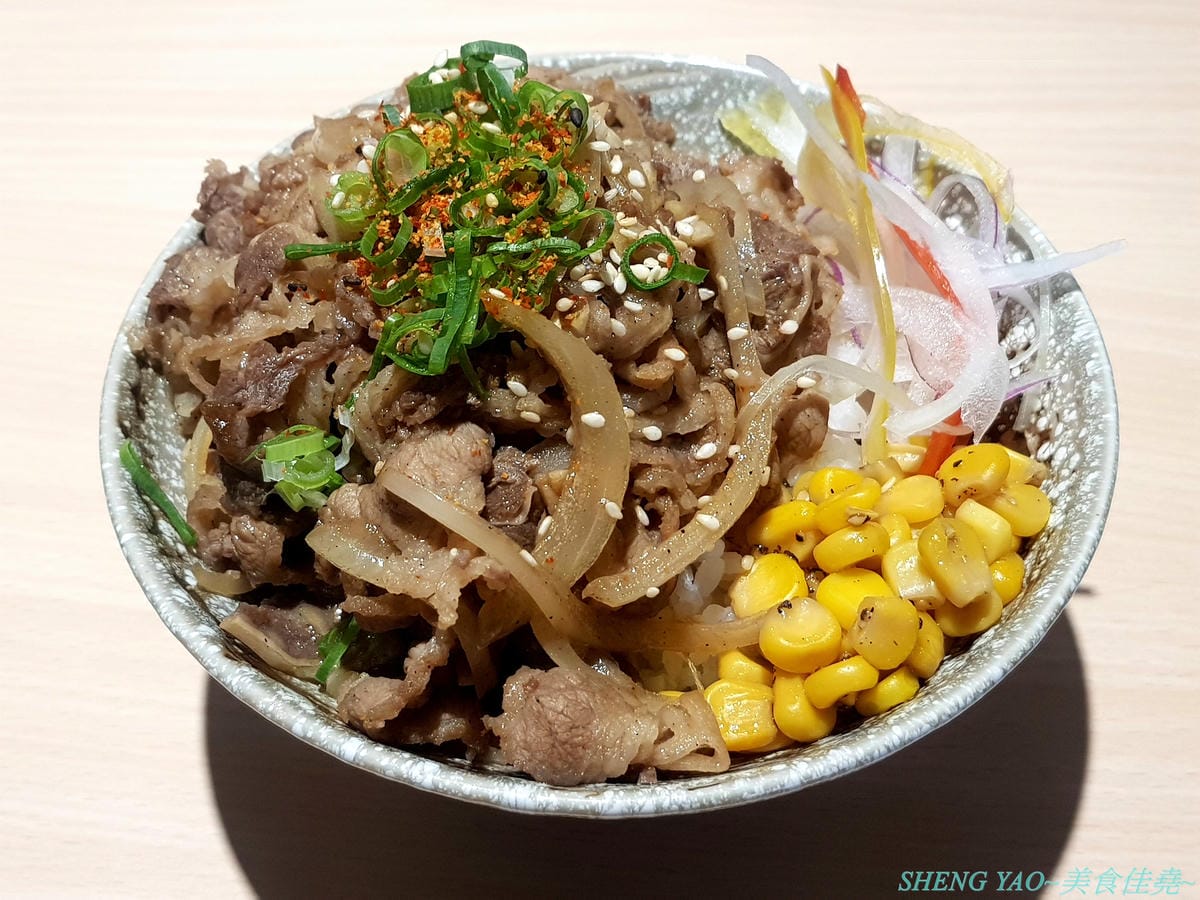 [台中西區]人人有丼吃 – “隱藏丼飯達人”轉型而成的百元平價丼飯專賣店,裝潢風格有趣好拍照,IG打卡地標,丼飯一律100元,基本肉量堆得小山丘一般高,店內還有小菜和湯品無限供應。(已歇業)