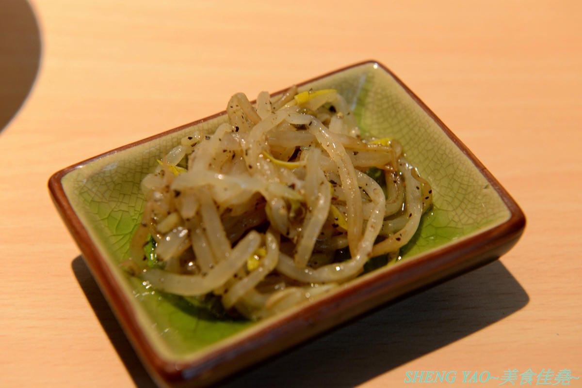 [台中西區]人人有丼吃 – “隱藏丼飯達人”轉型而成的百元平價丼飯專賣店,裝潢風格有趣好拍照,IG打卡地標,丼飯一律100元,基本肉量堆得小山丘一般高,店內還有小菜和湯品無限供應。(已歇業)