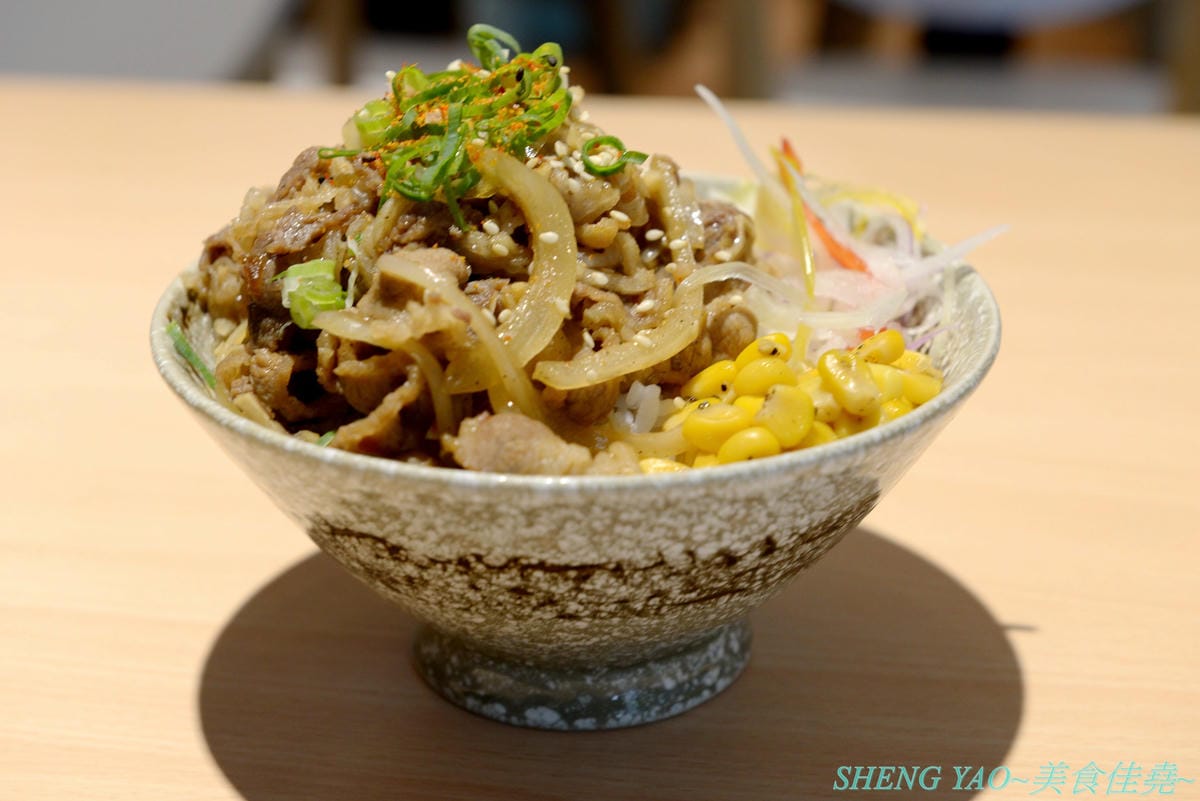 [台中西區]人人有丼吃 – “隱藏丼飯達人”轉型而成的百元平價丼飯專賣店,裝潢風格有趣好拍照,IG打卡地標,丼飯一律100元,基本肉量堆得小山丘一般高,店內還有小菜和湯品無限供應。(已歇業)