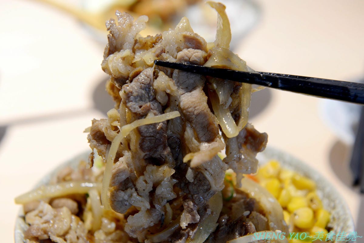 [台中西區]人人有丼吃 – “隱藏丼飯達人”轉型而成的百元平價丼飯專賣店,裝潢風格有趣好拍照,IG打卡地標,丼飯一律100元,基本肉量堆得小山丘一般高,店內還有小菜和湯品無限供應。(已歇業)