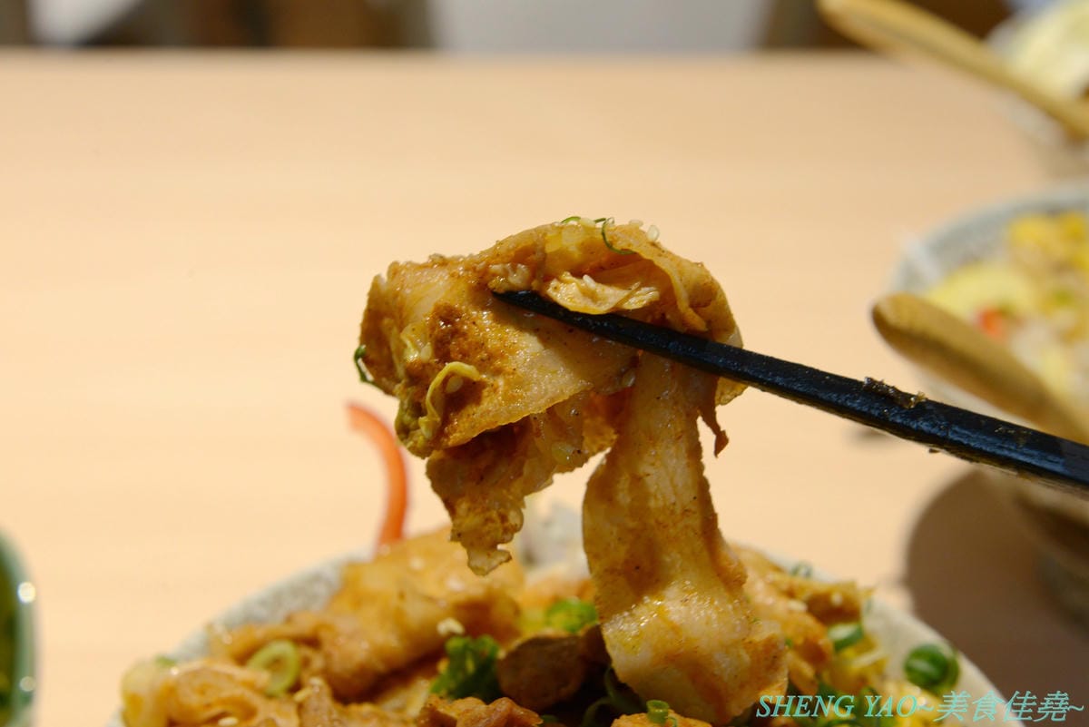 [台中西區]人人有丼吃 – “隱藏丼飯達人”轉型而成的百元平價丼飯專賣店,裝潢風格有趣好拍照,IG打卡地標,丼飯一律100元,基本肉量堆得小山丘一般高,店內還有小菜和湯品無限供應。(已歇業)