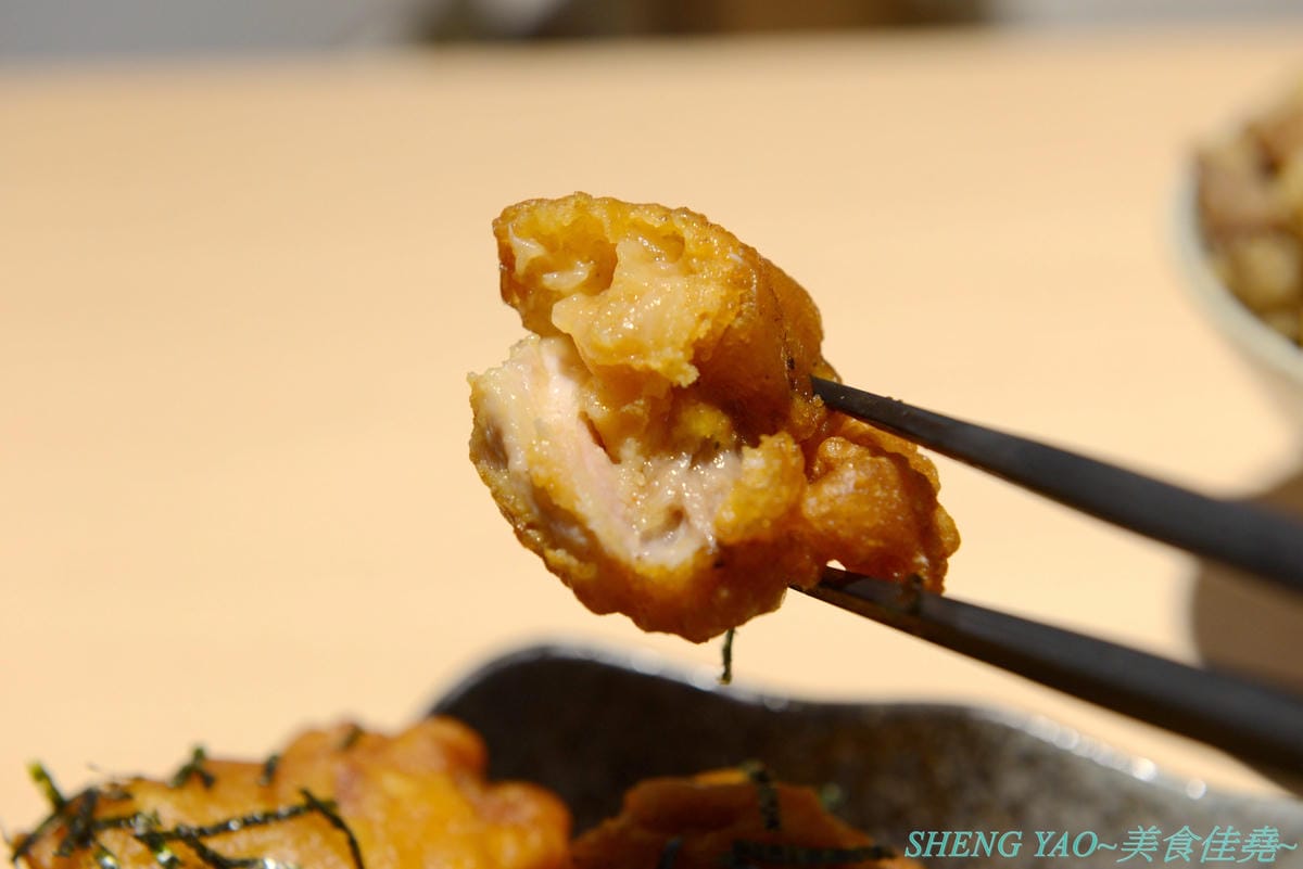 [台中西區]人人有丼吃 – “隱藏丼飯達人”轉型而成的百元平價丼飯專賣店,裝潢風格有趣好拍照,IG打卡地標,丼飯一律100元,基本肉量堆得小山丘一般高,店內還有小菜和湯品無限供應。(已歇業)