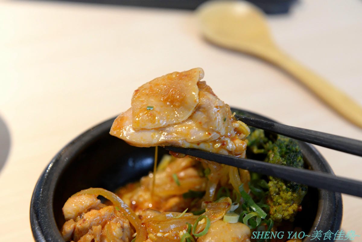 [台中西區]人人有丼吃 – “隱藏丼飯達人”轉型而成的百元平價丼飯專賣店,裝潢風格有趣好拍照,IG打卡地標,丼飯一律100元,基本肉量堆得小山丘一般高,店內還有小菜和湯品無限供應。(已歇業)