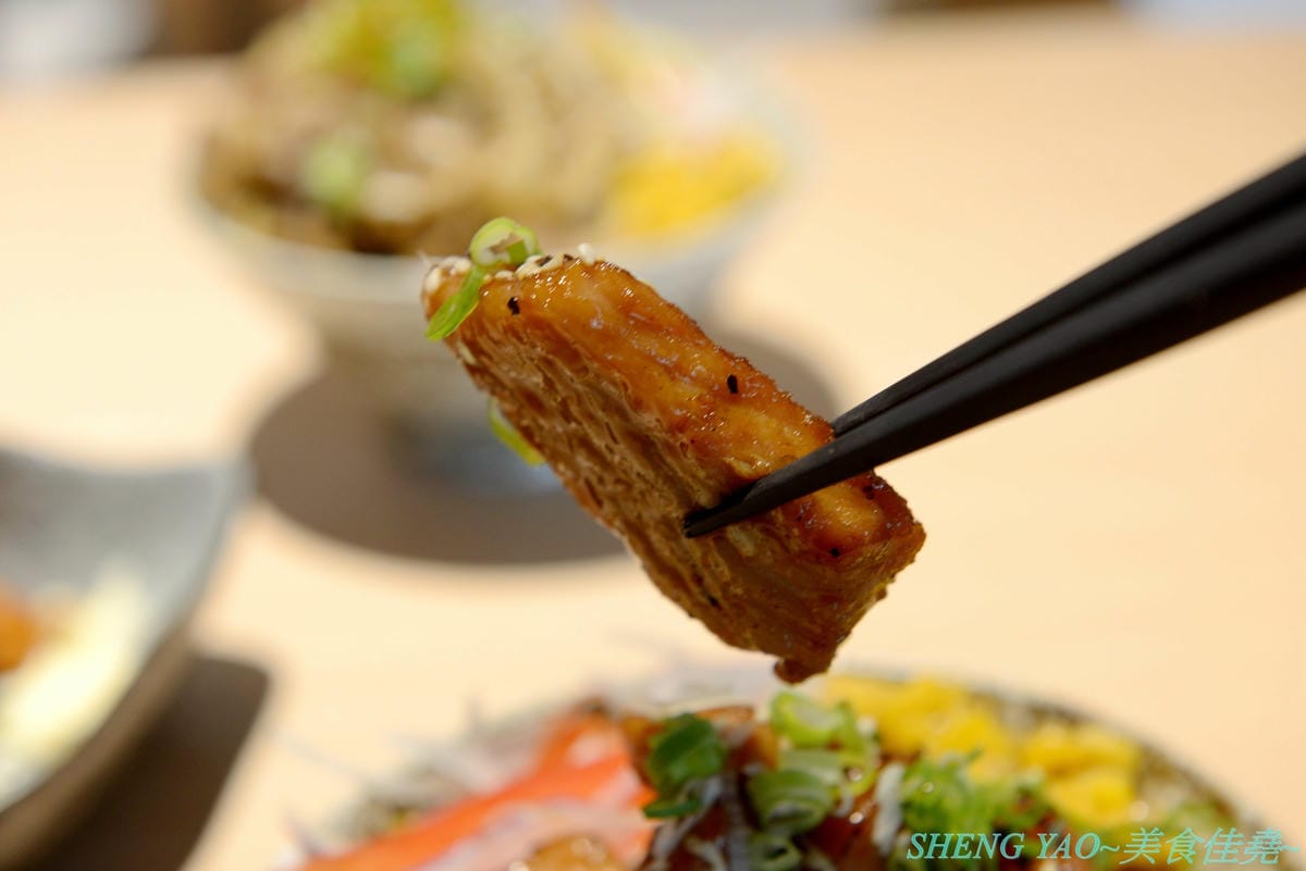 [台中西區]人人有丼吃 – “隱藏丼飯達人”轉型而成的百元平價丼飯專賣店,裝潢風格有趣好拍照,IG打卡地標,丼飯一律100元,基本肉量堆得小山丘一般高,店內還有小菜和湯品無限供應。(已歇業)