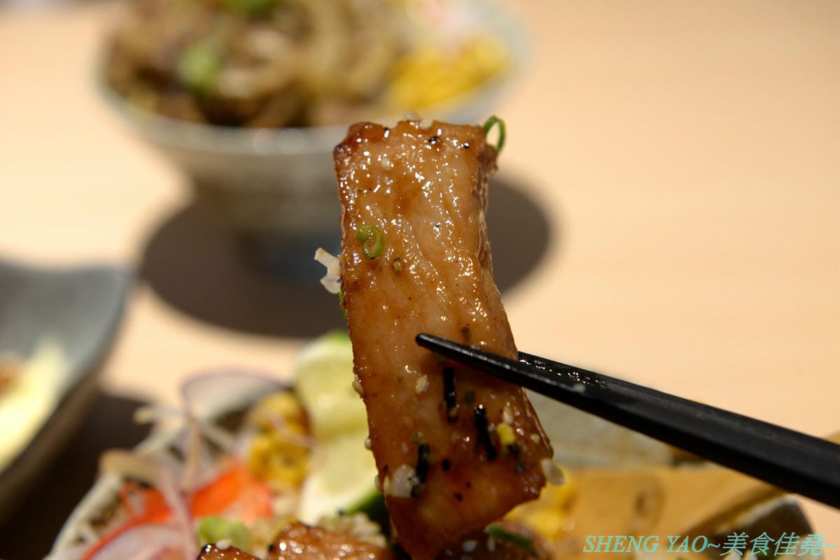 [台中西區]人人有丼吃 – “隱藏丼飯達人”轉型而成的百元平價丼飯專賣店,裝潢風格有趣好拍照,IG打卡地標,丼飯一律100元,基本肉量堆得小山丘一般高,店內還有小菜和湯品無限供應。(已歇業)