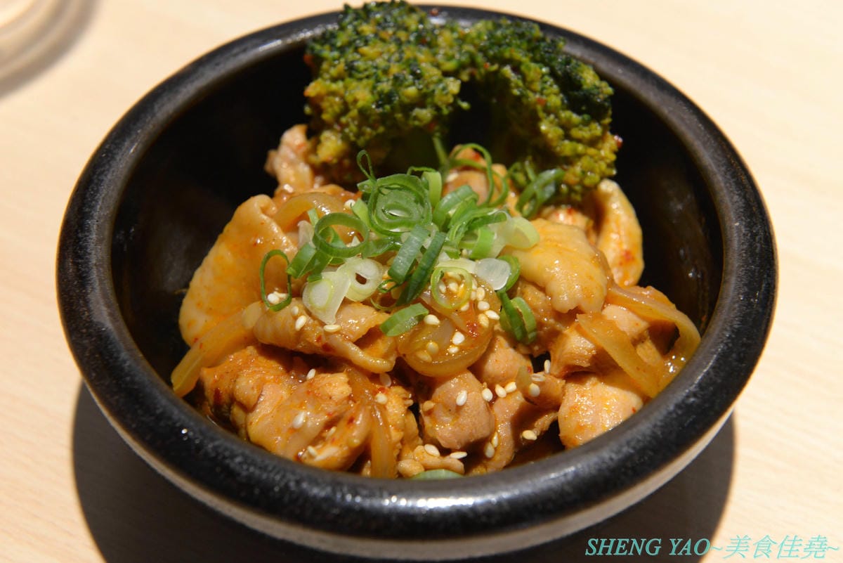 [台中西區]人人有丼吃 – “隱藏丼飯達人”轉型而成的百元平價丼飯專賣店,裝潢風格有趣好拍照,IG打卡地標,丼飯一律100元,基本肉量堆得小山丘一般高,店內還有小菜和湯品無限供應。(已歇業)