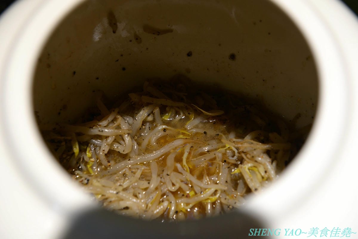 [台中西區]人人有丼吃 – “隱藏丼飯達人”轉型而成的百元平價丼飯專賣店,裝潢風格有趣好拍照,IG打卡地標,丼飯一律100元,基本肉量堆得小山丘一般高,店內還有小菜和湯品無限供應。(已歇業)