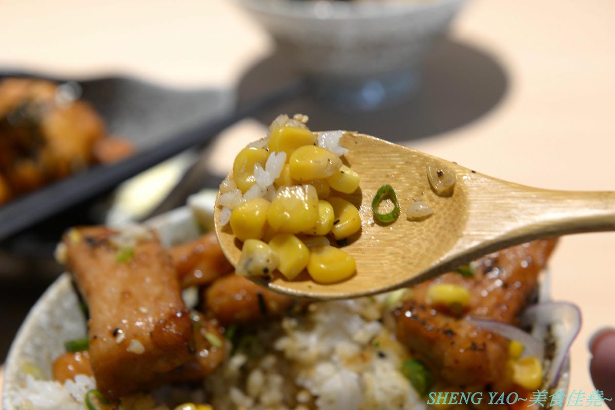 [台中西區]人人有丼吃 – “隱藏丼飯達人”轉型而成的百元平價丼飯專賣店,裝潢風格有趣好拍照,IG打卡地標,丼飯一律100元,基本肉量堆得小山丘一般高,店內還有小菜和湯品無限供應。(已歇業)