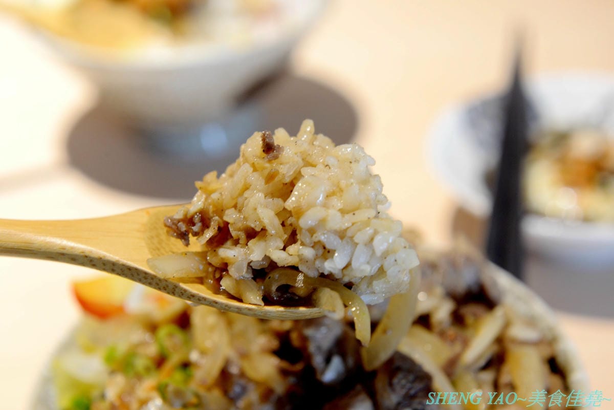 [台中西區]人人有丼吃 – “隱藏丼飯達人”轉型而成的百元平價丼飯專賣店,裝潢風格有趣好拍照,IG打卡地標,丼飯一律100元,基本肉量堆得小山丘一般高,店內還有小菜和湯品無限供應。(已歇業)