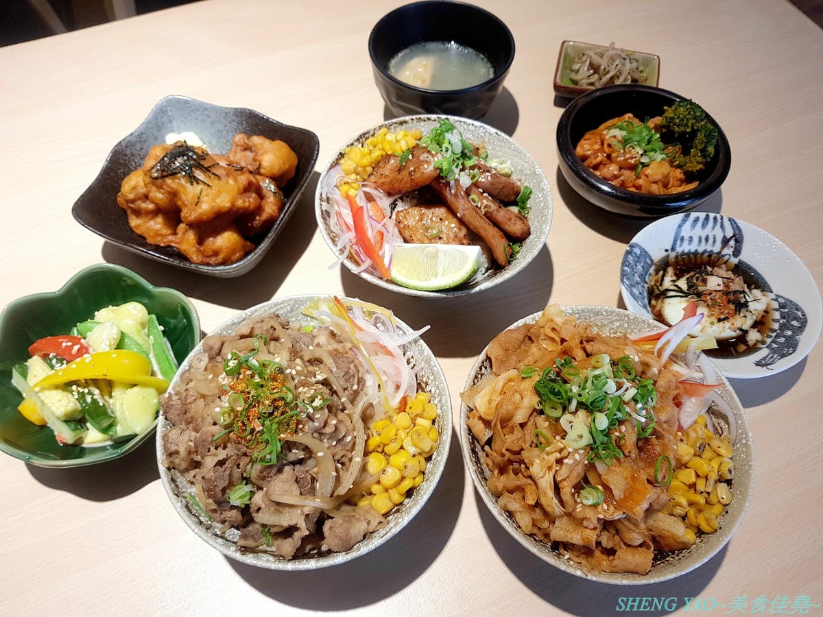 [台中西區]人人有丼吃 – “隱藏丼飯達人”轉型而成的百元平價丼飯專賣店,裝潢風格有趣好拍照,IG打卡地標,丼飯一律100元,基本肉量堆得小山丘一般高,店內還有小菜和湯品無限供應。(已歇業)