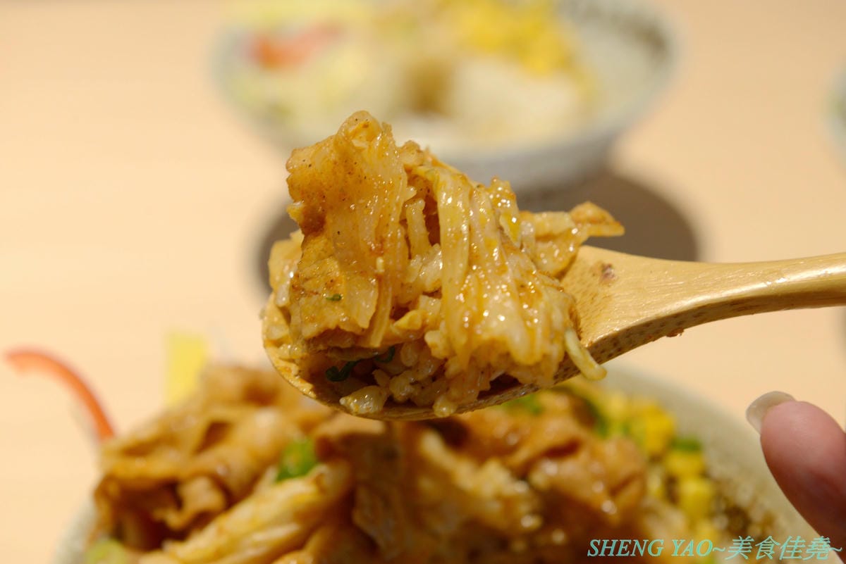 [台中西區]人人有丼吃 – “隱藏丼飯達人”轉型而成的百元平價丼飯專賣店,裝潢風格有趣好拍照,IG打卡地標,丼飯一律100元,基本肉量堆得小山丘一般高,店內還有小菜和湯品無限供應。(已歇業)