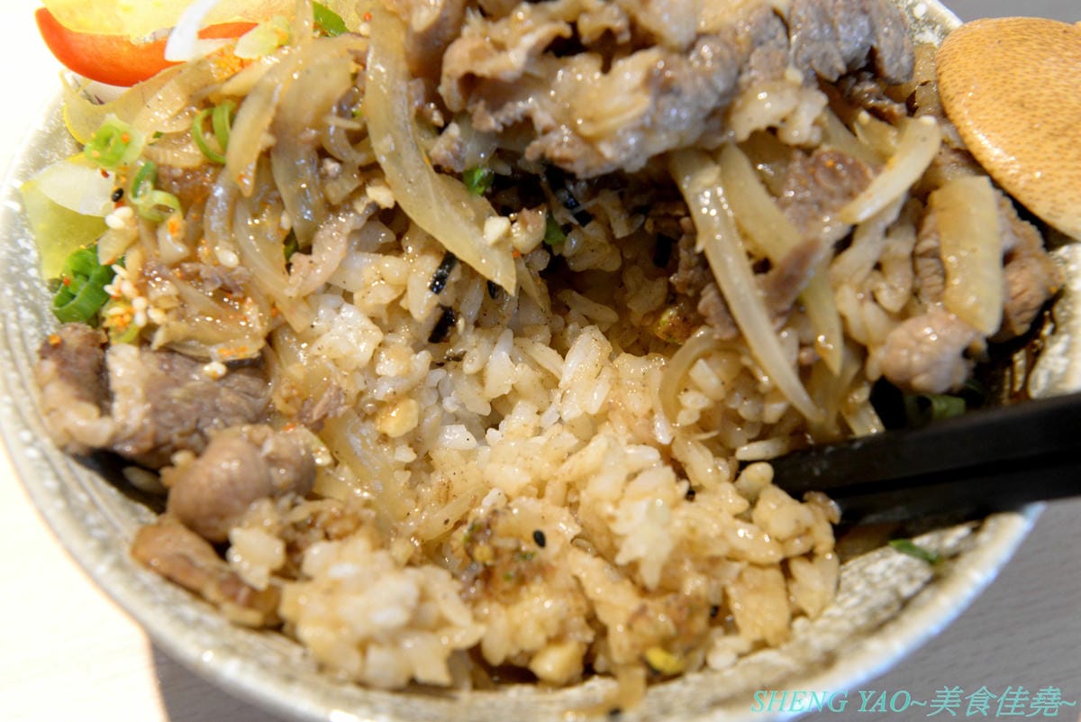 [台中西區]人人有丼吃 – “隱藏丼飯達人”轉型而成的百元平價丼飯專賣店,裝潢風格有趣好拍照,IG打卡地標,丼飯一律100元,基本肉量堆得小山丘一般高,店內還有小菜和湯品無限供應。(已歇業)