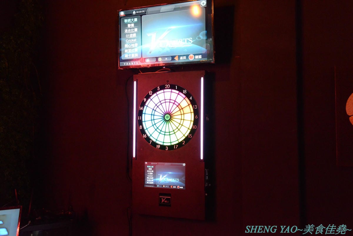 [台中西區]那晚 the night – 台中新開幕的特色餐酒館,店內裝潢具巧思,壞掉的電視機、迷幻風廁所,氣氛也相當不錯,餐點串燒還不錯吃,帥哥老闆超級親切,小酌紓壓好地方。