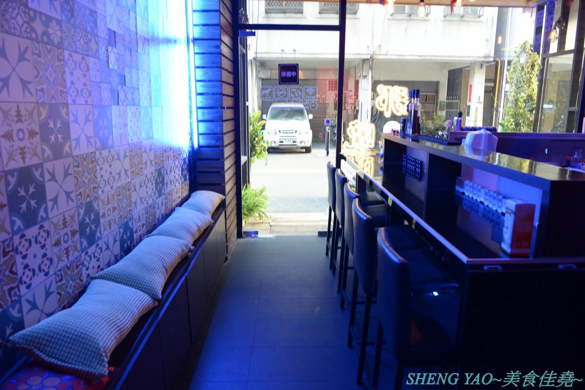 [台中西區]那晚 the night – 台中新開幕的特色餐酒館,店內裝潢具巧思,壞掉的電視機、迷幻風廁所,氣氛也相當不錯,餐點串燒還不錯吃,帥哥老闆超級親切,小酌紓壓好地方。