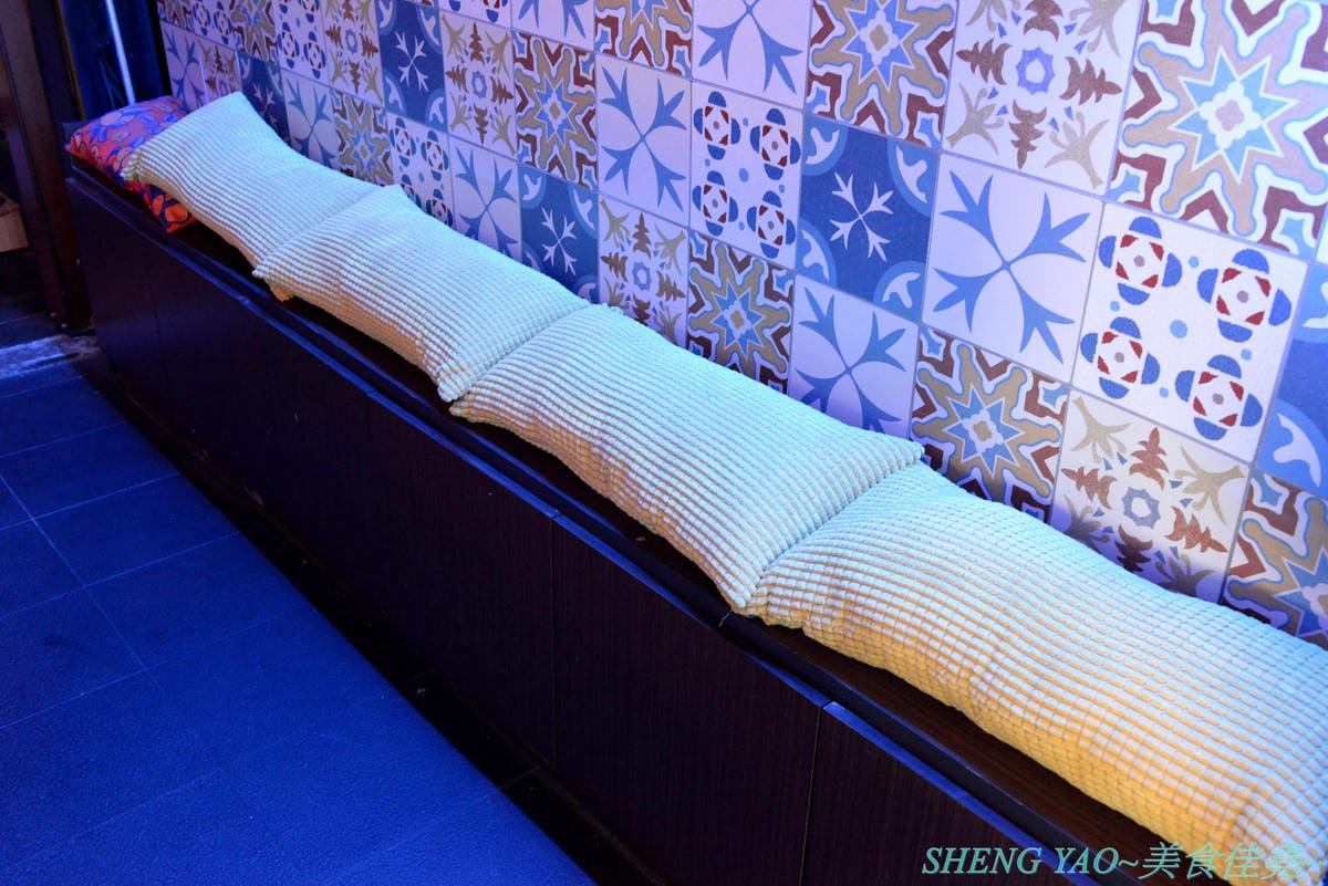 [台中西區]那晚 the night – 台中新開幕的特色餐酒館,店內裝潢具巧思,壞掉的電視機、迷幻風廁所,氣氛也相當不錯,餐點串燒還不錯吃,帥哥老闆超級親切,小酌紓壓好地方。