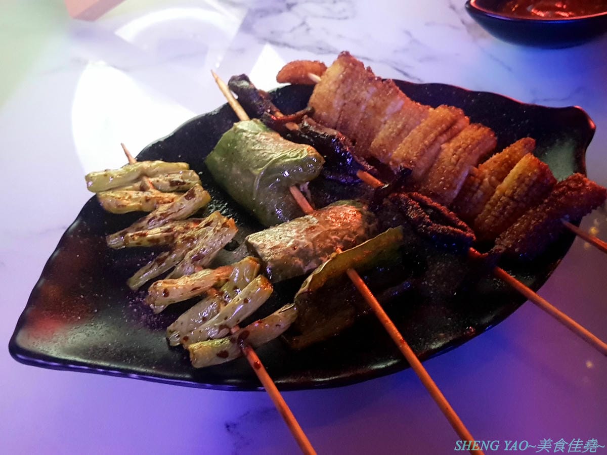[台中西區]那晚 the night – 台中新開幕的特色餐酒館,店內裝潢具巧思,壞掉的電視機、迷幻風廁所,氣氛也相當不錯,餐點串燒還不錯吃,帥哥老闆超級親切,小酌紓壓好地方。