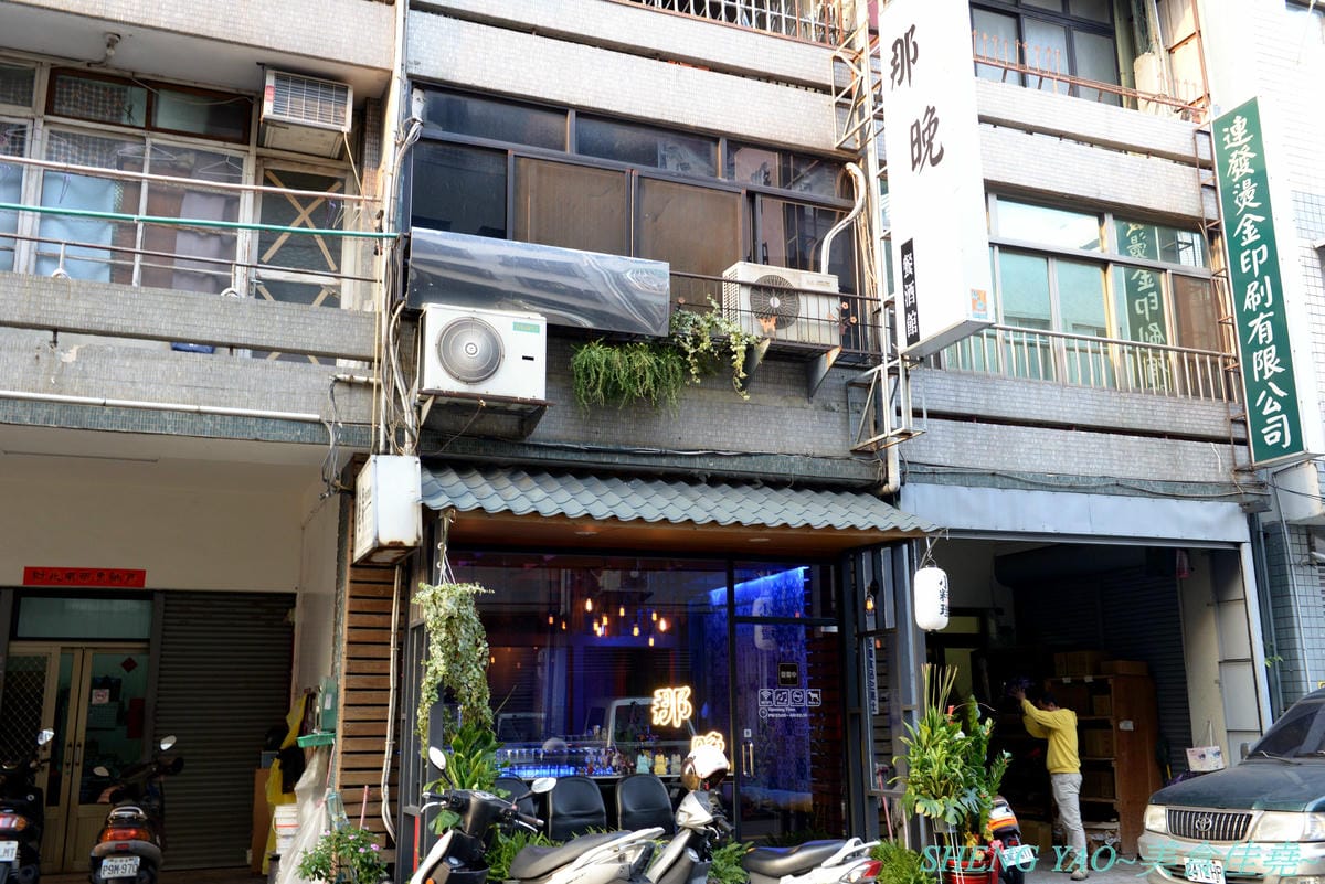 [台中西區]那晚 the night – 台中新開幕的特色餐酒館,店內裝潢具巧思,壞掉的電視機、迷幻風廁所,氣氛也相當不錯,餐點串燒還不錯吃,帥哥老闆超級親切,小酌紓壓好地方。