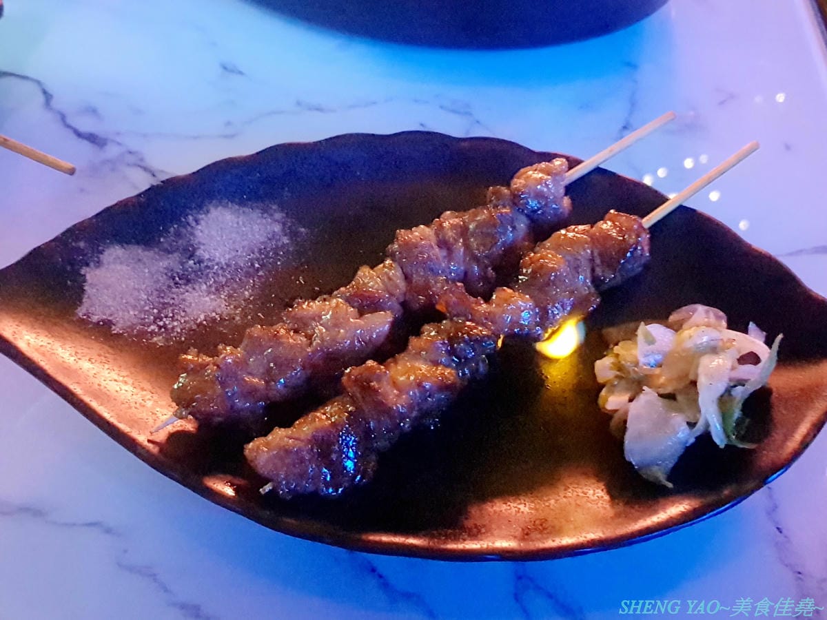 [台中西區]那晚 the night – 台中新開幕的特色餐酒館,店內裝潢具巧思,壞掉的電視機、迷幻風廁所,氣氛也相當不錯,餐點串燒還不錯吃,帥哥老闆超級親切,小酌紓壓好地方。