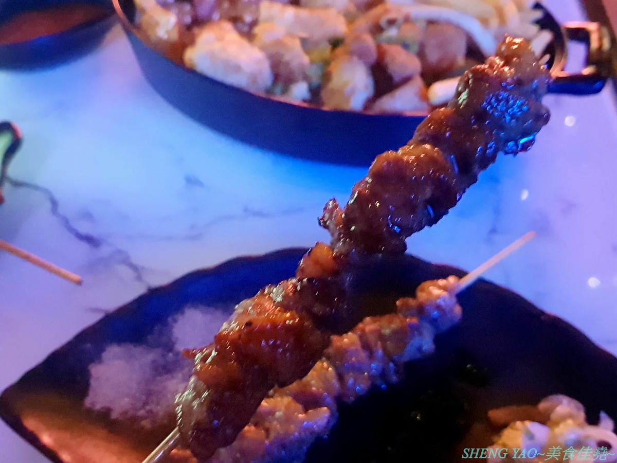 [台中西區]那晚 the night – 台中新開幕的特色餐酒館,店內裝潢具巧思,壞掉的電視機、迷幻風廁所,氣氛也相當不錯,餐點串燒還不錯吃,帥哥老闆超級親切,小酌紓壓好地方。