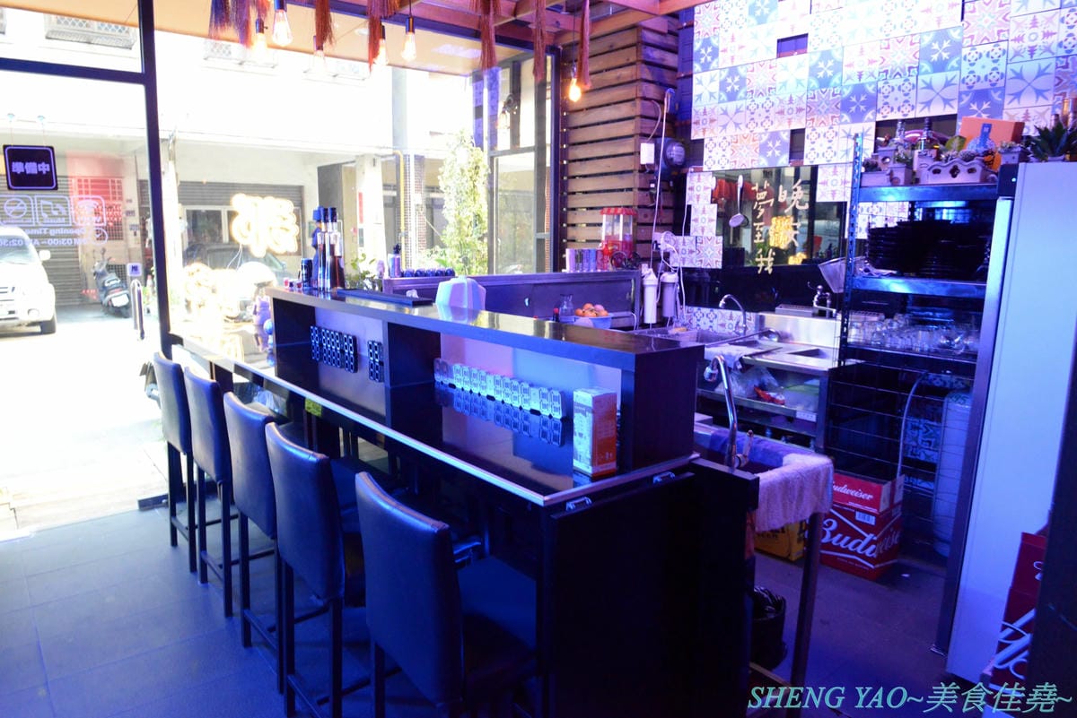 [台中西區]那晚 the night – 台中新開幕的特色餐酒館,店內裝潢具巧思,壞掉的電視機、迷幻風廁所,氣氛也相當不錯,餐點串燒還不錯吃,帥哥老闆超級親切,小酌紓壓好地方。