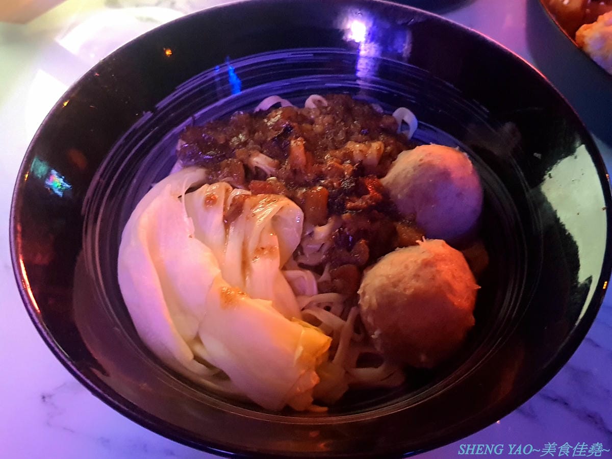 [台中西區]那晚 the night – 台中新開幕的特色餐酒館,店內裝潢具巧思,壞掉的電視機、迷幻風廁所,氣氛也相當不錯,餐點串燒還不錯吃,帥哥老闆超級親切,小酌紓壓好地方。