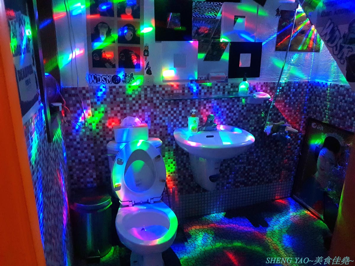 [台中西區]那晚 the night – 台中新開幕的特色餐酒館,店內裝潢具巧思,壞掉的電視機、迷幻風廁所,氣氛也相當不錯,餐點串燒還不錯吃,帥哥老闆超級親切,小酌紓壓好地方。