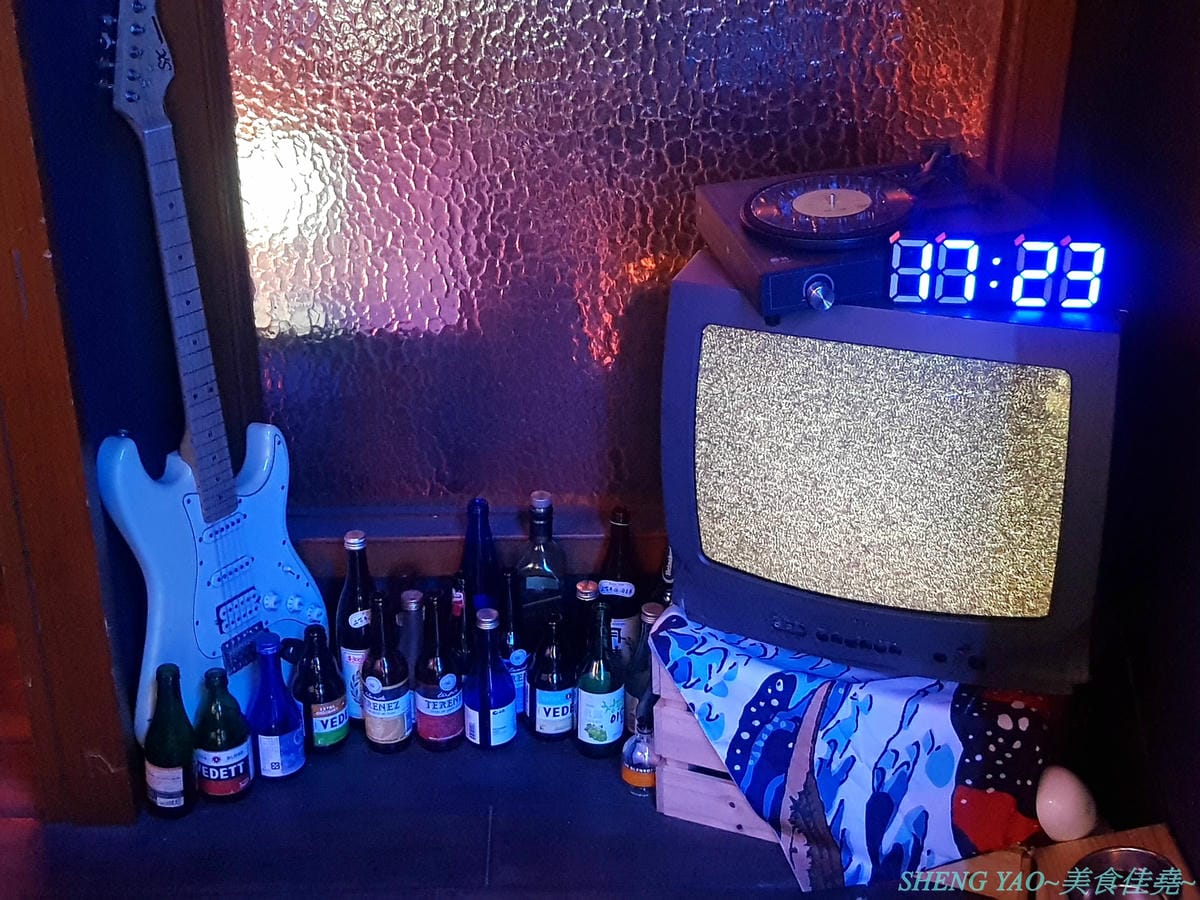 [台中西區]那晚 the night – 台中新開幕的特色餐酒館,店內裝潢具巧思,壞掉的電視機、迷幻風廁所,氣氛也相當不錯,餐點串燒還不錯吃,帥哥老闆超級親切,小酌紓壓好地方。