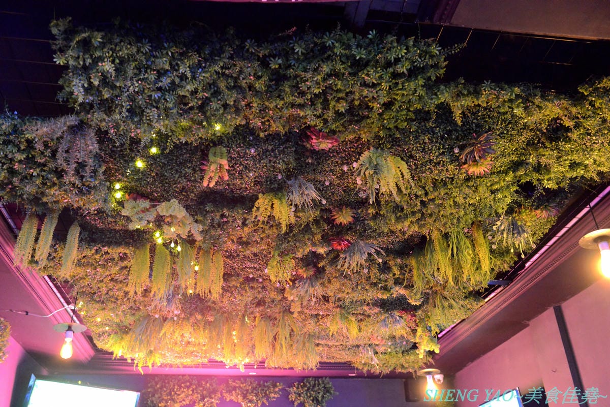 [台中西區]那晚 the night – 台中新開幕的特色餐酒館,店內裝潢具巧思,壞掉的電視機、迷幻風廁所,氣氛也相當不錯,餐點串燒還不錯吃,帥哥老闆超級親切,小酌紓壓好地方。