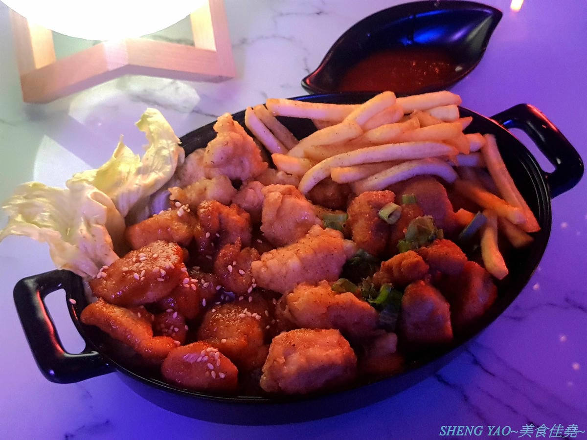 [台中西區]那晚 the night – 台中新開幕的特色餐酒館,店內裝潢具巧思,壞掉的電視機、迷幻風廁所,氣氛也相當不錯,餐點串燒還不錯吃,帥哥老闆超級親切,小酌紓壓好地方。