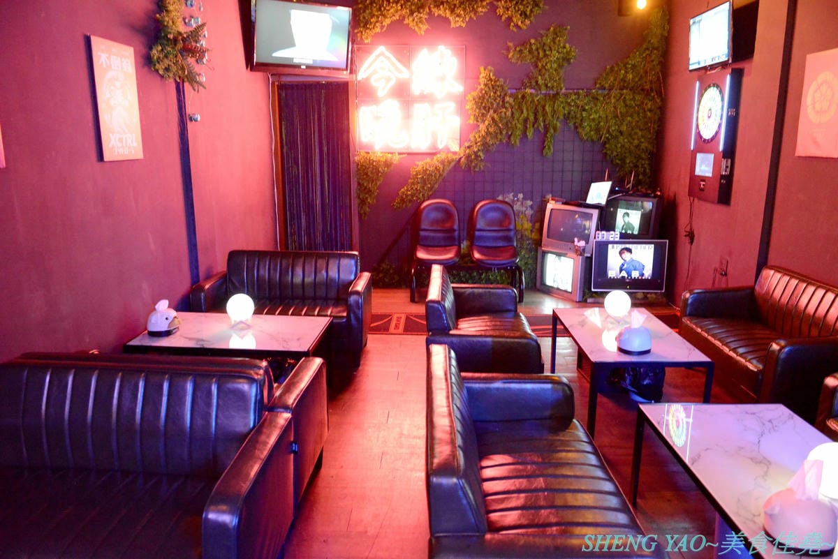 [台中西區]那晚 the night – 台中新開幕的特色餐酒館,店內裝潢具巧思,壞掉的電視機、迷幻風廁所,氣氛也相當不錯,餐點串燒還不錯吃,帥哥老闆超級親切,小酌紓壓好地方。