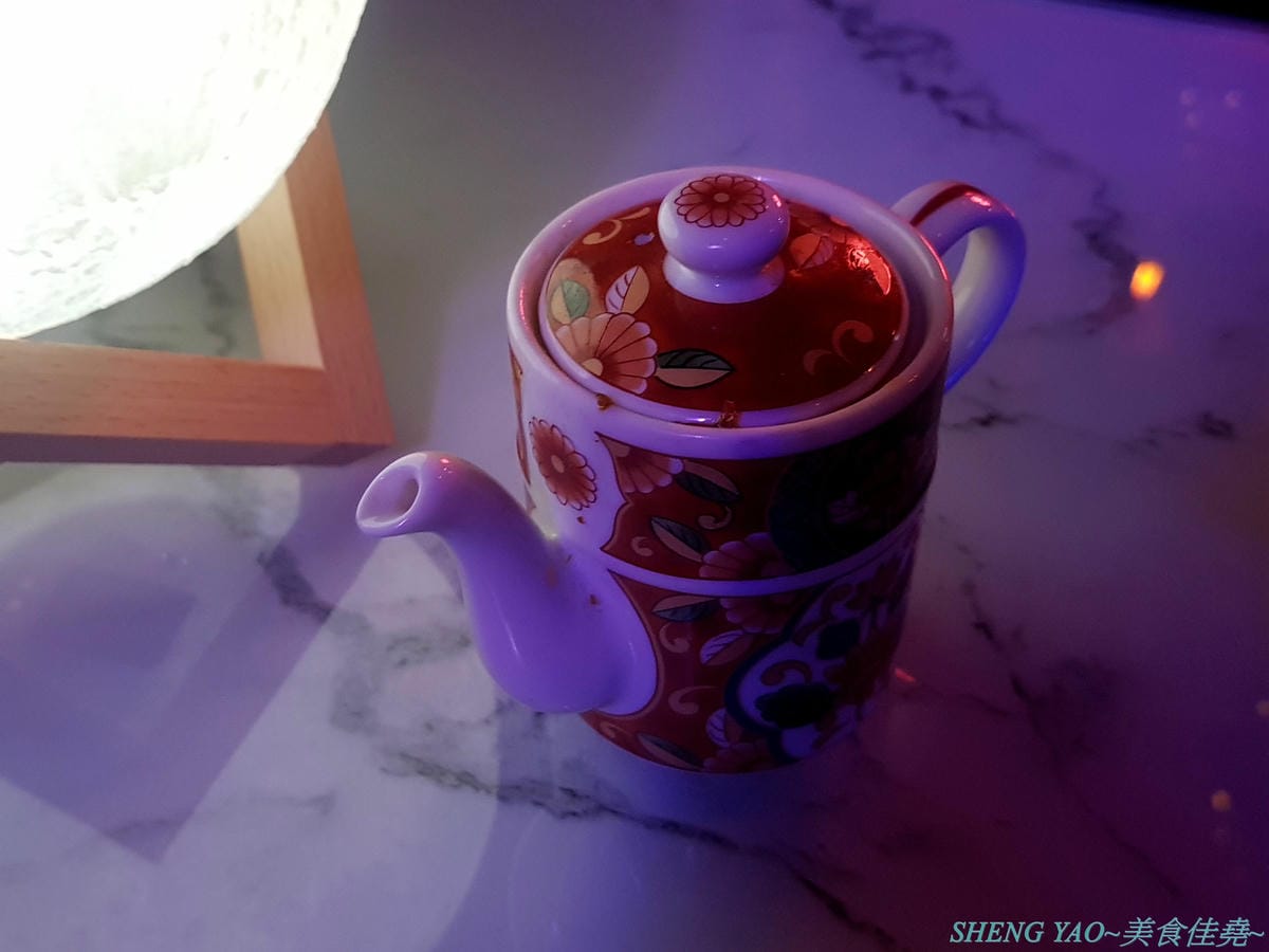 [台中西區]那晚 the night – 台中新開幕的特色餐酒館,店內裝潢具巧思,壞掉的電視機、迷幻風廁所,氣氛也相當不錯,餐點串燒還不錯吃,帥哥老闆超級親切,小酌紓壓好地方。