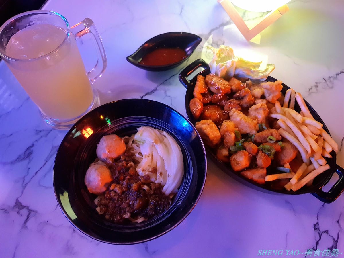 [台中西區]那晚 the night – 台中新開幕的特色餐酒館,店內裝潢具巧思,壞掉的電視機、迷幻風廁所,氣氛也相當不錯,餐點串燒還不錯吃,帥哥老闆超級親切,小酌紓壓好地方。