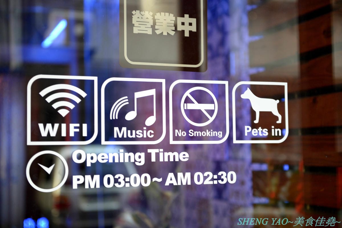 [台中西區]那晚 the night – 台中新開幕的特色餐酒館,店內裝潢具巧思,壞掉的電視機、迷幻風廁所,氣氛也相當不錯,餐點串燒還不錯吃,帥哥老闆超級親切,小酌紓壓好地方。