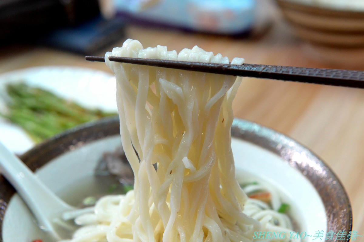 [台中清水]長袖廚房 – 隱藏在清水菜市場內的好吃牛肉麵,店面乾淨衛生,牛肉麵榨醬麵小菜全都好吃,大推清燉牛肉麵,湯頭清甜好喝,早上7點營業到下午1點半,想吃一定要趁早。