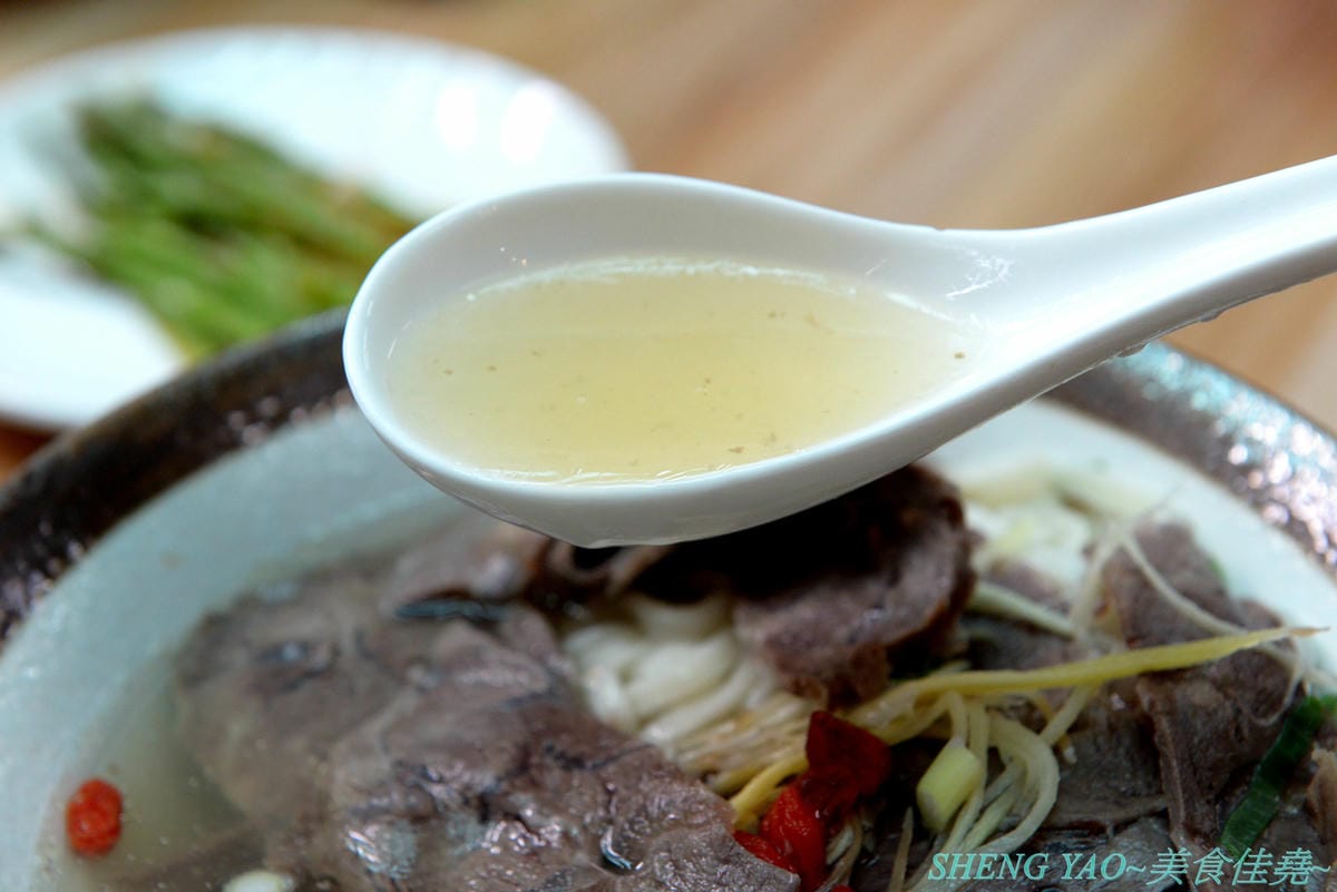 [台中清水]長袖廚房 – 隱藏在清水菜市場內的好吃牛肉麵,店面乾淨衛生,牛肉麵榨醬麵小菜全都好吃,大推清燉牛肉麵,湯頭清甜好喝,早上7點營業到下午1點半,想吃一定要趁早。