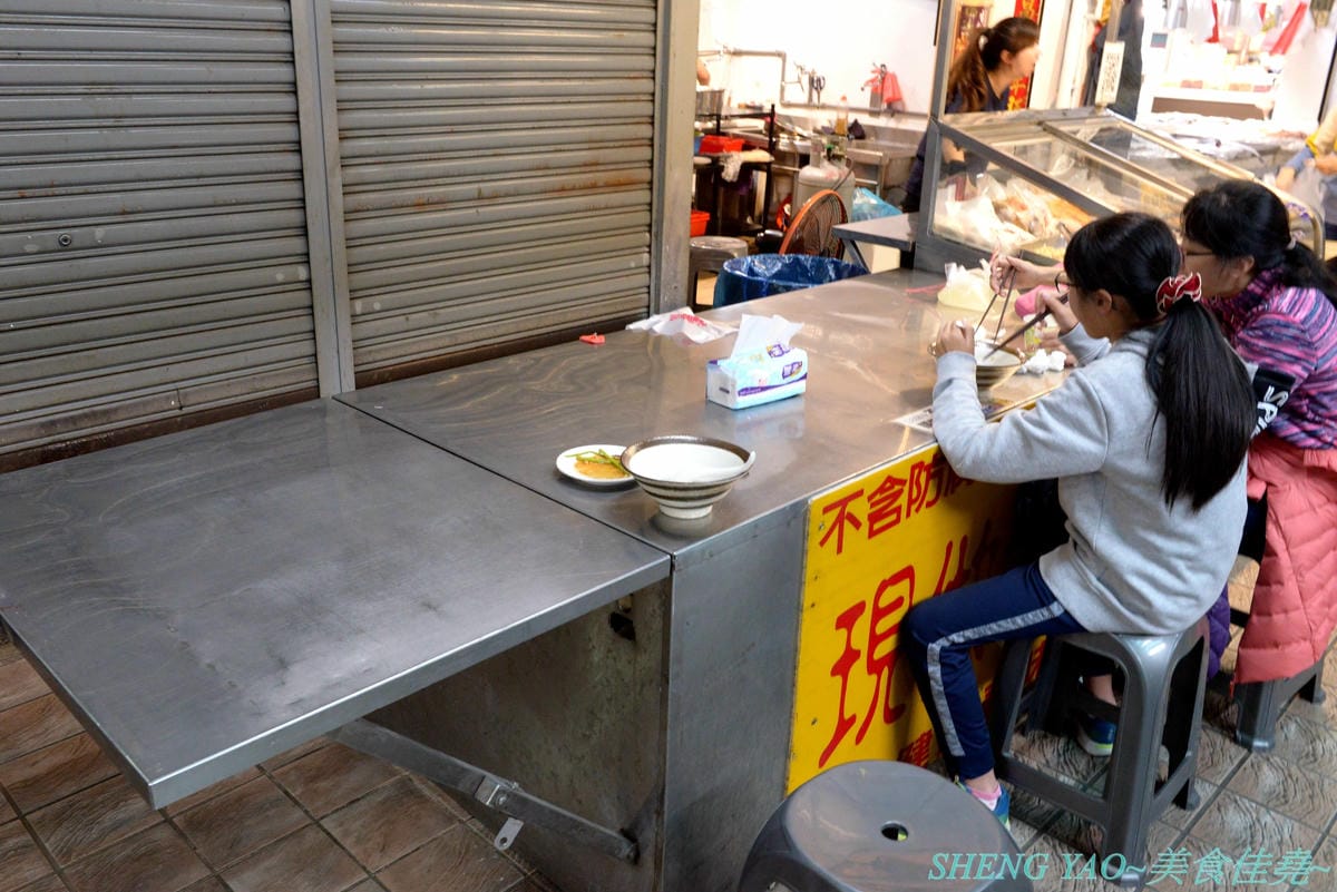 [台中清水]長袖廚房 – 隱藏在清水菜市場內的好吃牛肉麵,店面乾淨衛生,牛肉麵榨醬麵小菜全都好吃,大推清燉牛肉麵,湯頭清甜好喝,早上7點營業到下午1點半,想吃一定要趁早。