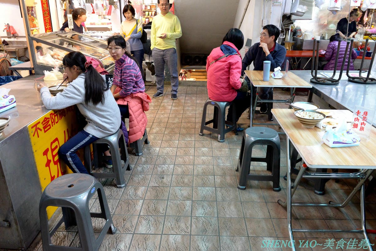 [台中清水]長袖廚房 – 隱藏在清水菜市場內的好吃牛肉麵,店面乾淨衛生,牛肉麵榨醬麵小菜全都好吃,大推清燉牛肉麵,湯頭清甜好喝,早上7點營業到下午1點半,想吃一定要趁早。