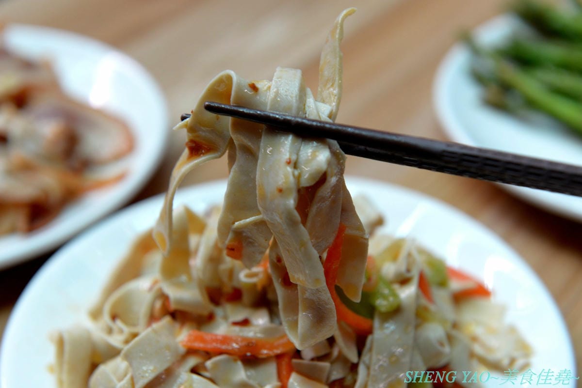 [台中清水]長袖廚房 – 隱藏在清水菜市場內的好吃牛肉麵,店面乾淨衛生,牛肉麵榨醬麵小菜全都好吃,大推清燉牛肉麵,湯頭清甜好喝,早上7點營業到下午1點半,想吃一定要趁早。