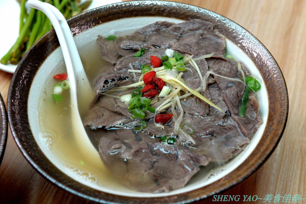 [台中清水]長袖廚房 – 隱藏在清水菜市場內的好吃牛肉麵,店面乾淨衛生,牛肉麵榨醬麵小菜全都好吃,大推清燉牛肉麵,湯頭清甜好喝,早上7點營業到下午1點半,想吃一定要趁早。