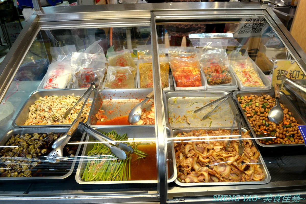 [台中清水]長袖廚房 – 隱藏在清水菜市場內的好吃牛肉麵,店面乾淨衛生,牛肉麵榨醬麵小菜全都好吃,大推清燉牛肉麵,湯頭清甜好喝,早上7點營業到下午1點半,想吃一定要趁早。