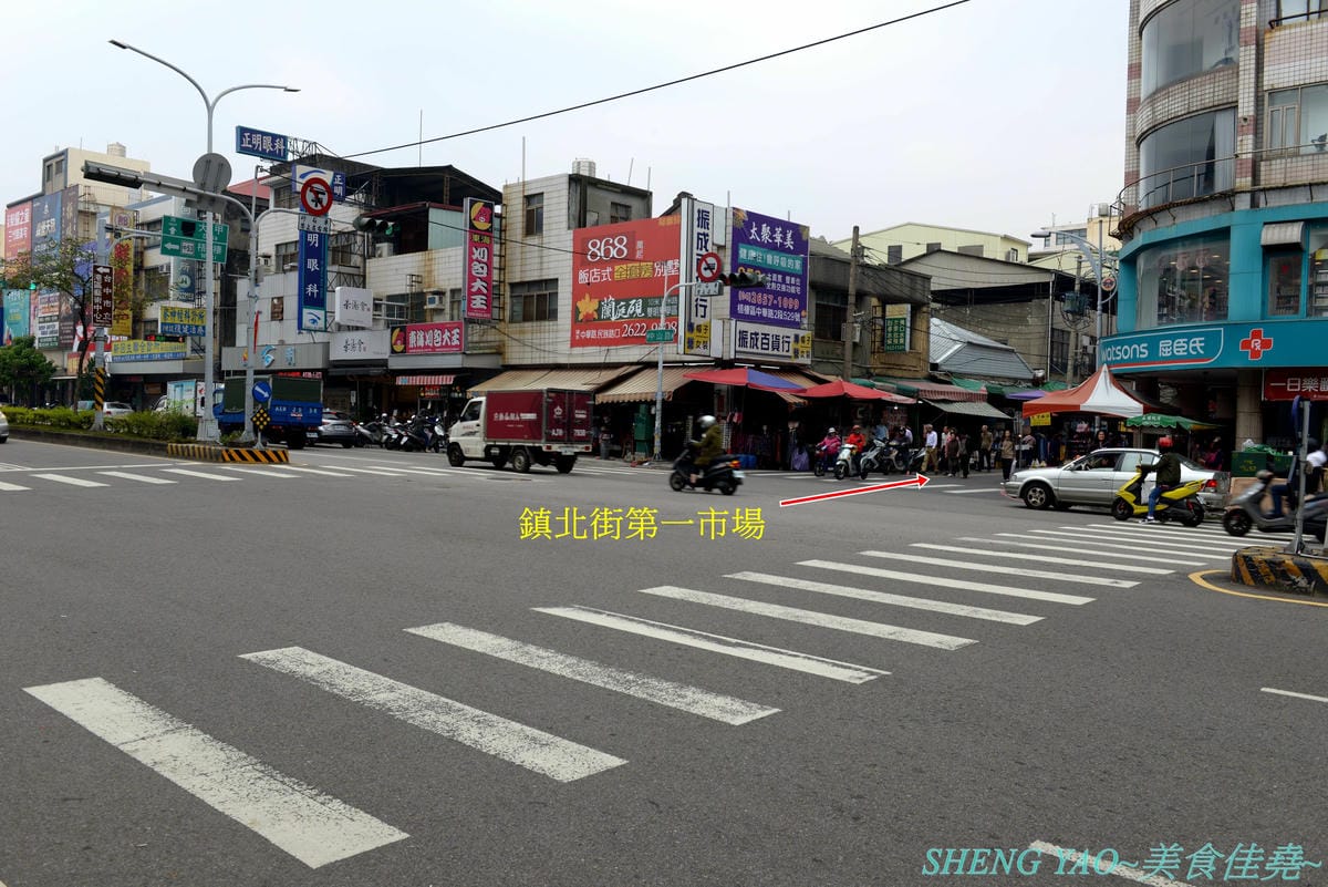 [台中清水]長袖廚房 – 隱藏在清水菜市場內的好吃牛肉麵,店面乾淨衛生,牛肉麵榨醬麵小菜全都好吃,大推清燉牛肉麵,湯頭清甜好喝,早上7點營業到下午1點半,想吃一定要趁早。