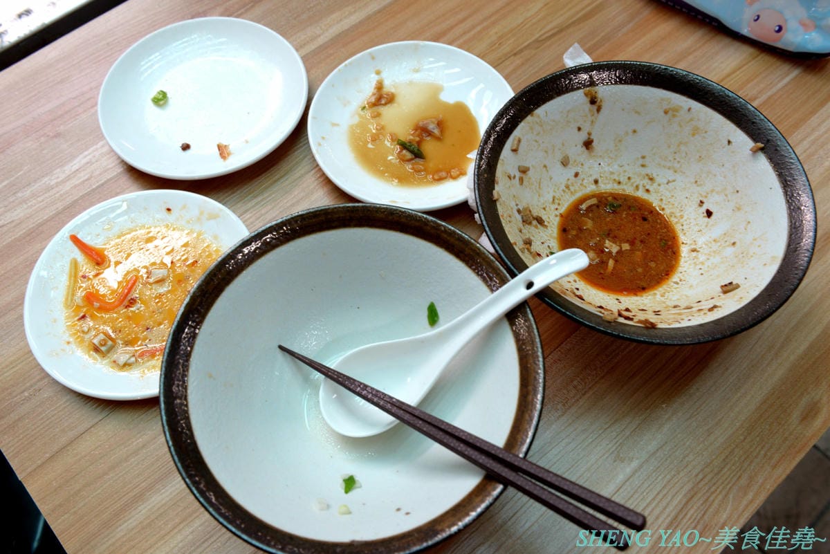 [台中清水]長袖廚房 – 隱藏在清水菜市場內的好吃牛肉麵,店面乾淨衛生,牛肉麵榨醬麵小菜全都好吃,大推清燉牛肉麵,湯頭清甜好喝,早上7點營業到下午1點半,想吃一定要趁早。