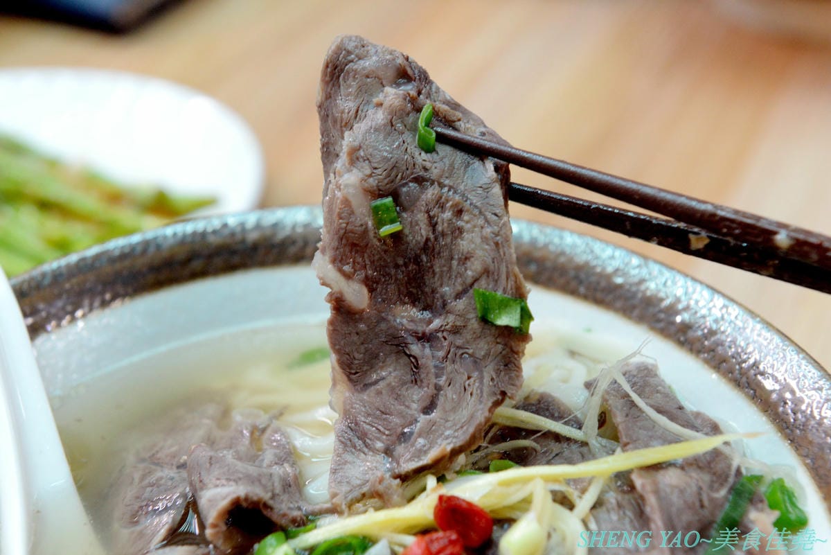 [台中清水]長袖廚房 – 隱藏在清水菜市場內的好吃牛肉麵,店面乾淨衛生,牛肉麵榨醬麵小菜全都好吃,大推清燉牛肉麵,湯頭清甜好喝,早上7點營業到下午1點半,想吃一定要趁早。