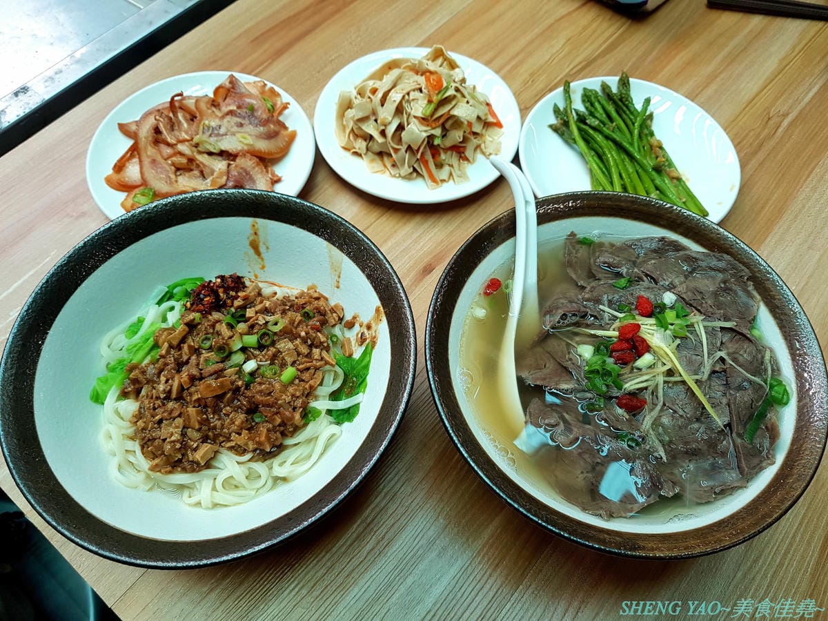 [台中清水]長袖廚房 – 隱藏在清水菜市場內的好吃牛肉麵,店面乾淨衛生,牛肉麵榨醬麵小菜全都好吃,大推清燉牛肉麵,湯頭清甜好喝,早上7點營業到下午1點半,想吃一定要趁早。