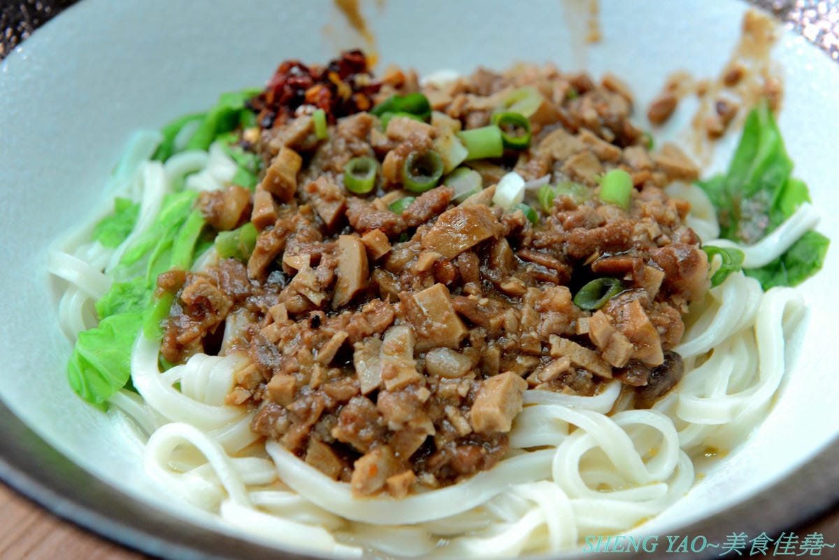 [台中清水]長袖廚房 – 隱藏在清水菜市場內的好吃牛肉麵,店面乾淨衛生,牛肉麵榨醬麵小菜全都好吃,大推清燉牛肉麵,湯頭清甜好喝,早上7點營業到下午1點半,想吃一定要趁早。