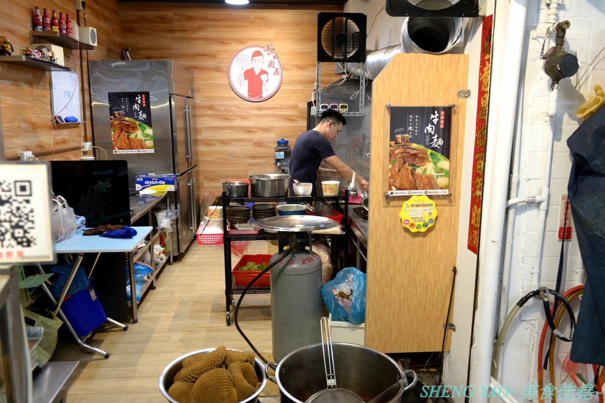 [台中清水]長袖廚房 – 隱藏在清水菜市場內的好吃牛肉麵,店面乾淨衛生,牛肉麵榨醬麵小菜全都好吃,大推清燉牛肉麵,湯頭清甜好喝,早上7點營業到下午1點半,想吃一定要趁早。