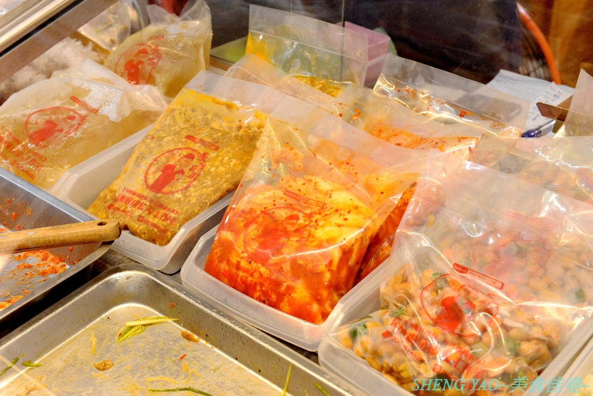 [台中清水]長袖廚房 – 隱藏在清水菜市場內的好吃牛肉麵,店面乾淨衛生,牛肉麵榨醬麵小菜全都好吃,大推清燉牛肉麵,湯頭清甜好喝,早上7點營業到下午1點半,想吃一定要趁早。