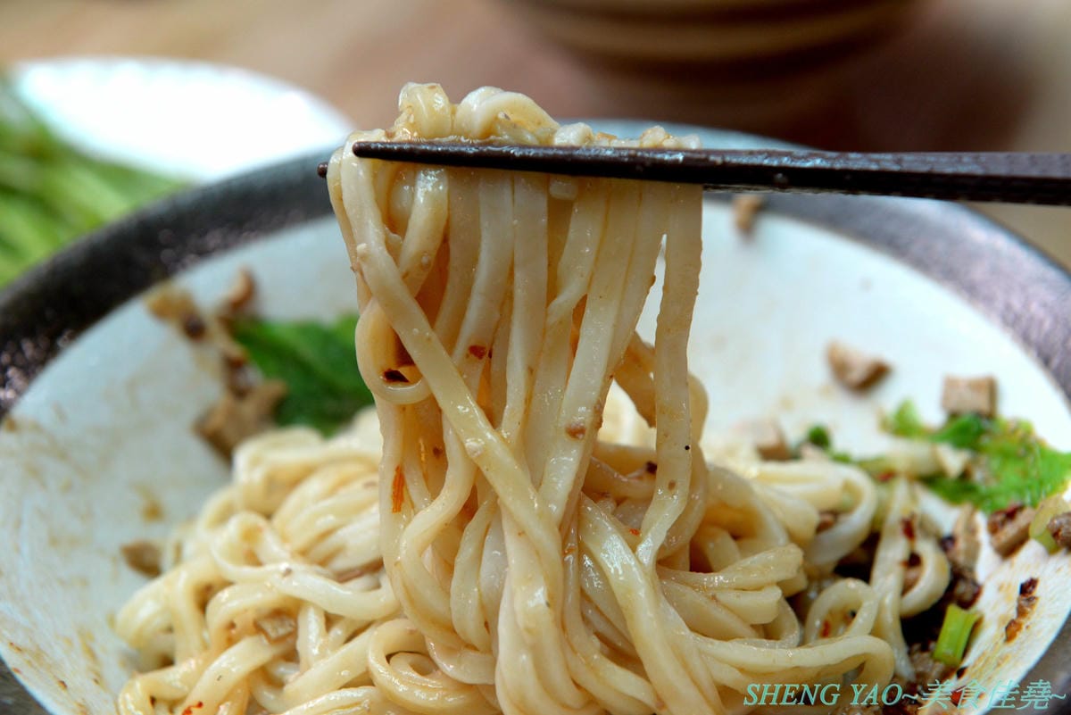 [台中清水]長袖廚房 – 隱藏在清水菜市場內的好吃牛肉麵,店面乾淨衛生,牛肉麵榨醬麵小菜全都好吃,大推清燉牛肉麵,湯頭清甜好喝,早上7點營業到下午1點半,想吃一定要趁早。