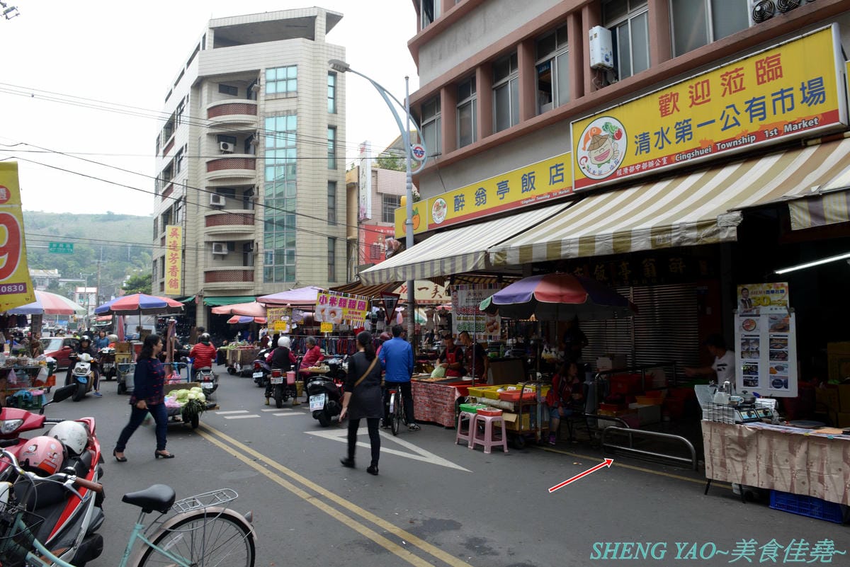 [台中清水]長袖廚房 – 隱藏在清水菜市場內的好吃牛肉麵,店面乾淨衛生,牛肉麵榨醬麵小菜全都好吃,大推清燉牛肉麵,湯頭清甜好喝,早上7點營業到下午1點半,想吃一定要趁早。